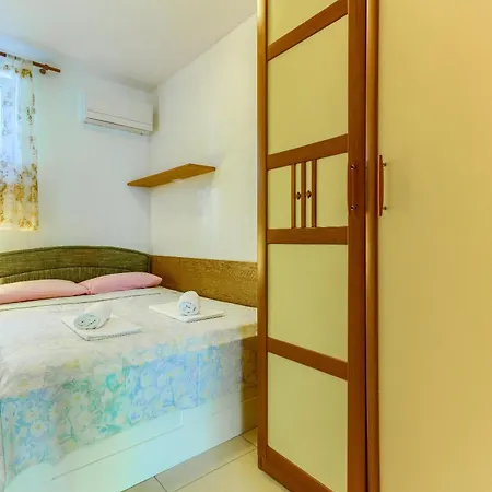 Filipovic, 3 Min Walk To The *