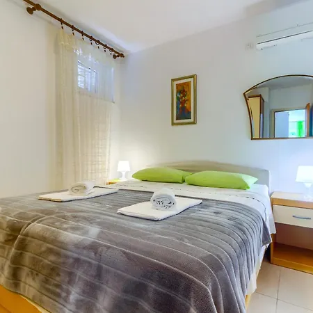 Filipovic, 3 Min Walk To The *